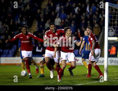 Charlton Athletic's Jason Pearce (zweite rechts) Feiert Scoring seiner Seite das erste Tor des Spiels mit Teamkollege Charlton Athletic's Josh Magennis (zweiter links) Stockfoto