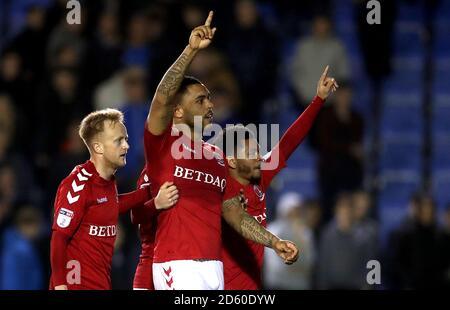 Charlton Athletic's Josh Magennis (zweite rechts) Feiert Scoring seiner Seite das zweite Tor des Spiels mit Teamkollegen Jay Dasilva (rechts) und Ben Reeves (links) Stockfoto