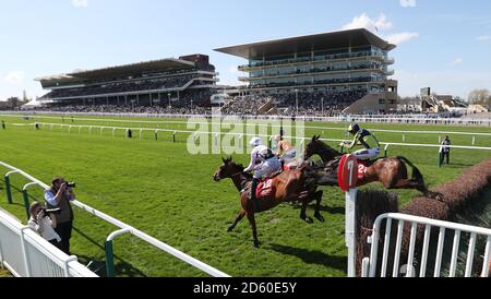 Traffic Fluide geritten von Joshua Moore auf dem Weg nach Sieg in der Barchester Healthcare Silver Trophy Chase während der April Treffen auf der Cheltenham Rennbahn Stockfoto