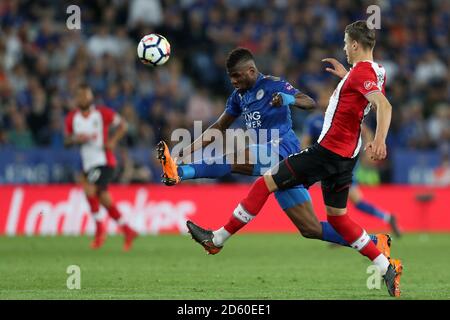 Kelechi Iheanacho von Leicester City (links) und die Jan Bednarek-Schlacht von Southampton Für den Ball Stockfoto