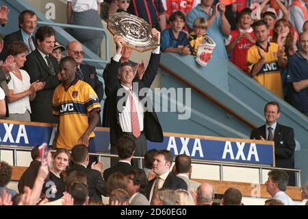 FILEBILD: Arsene Wenger wird Arsenal am Ende der Saison verlassen und eine fast 22-jährige Regierungszeit als Manager beenden Arsenal Manager Arsene Wenger hebt das AXA FA Charity Shield auf ... Fußball - AXA FA Charity Shield - Arsenal / Manchester United ... 09-08-1998 ... ... Keine ... Bildnachweis sollte lauten: Tony Marshall/EMPICS Sport. Eindeutige Referenz-Nr. 284895 ... Fußball Charity Shield - Arsenal / Manchester United Arsenal Manager Arsene Wenger hebt das AXA FA Charity Shield an Stockfoto