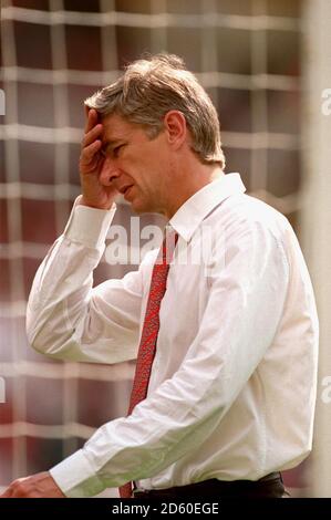 DATEI-FOTO: Arsene Wenger wird Arsenal am Ende der Saison verlassen und eine fast 22-jährige Regierungszeit beenden, als Manager Arsenal Manager Arsene Wenger die zweite Hälfte in Wembley mit Kopfschmerzen zurückgeht ... Fußball - One 2 One FA Charity Shield - Manchester United / Arsenal ... 01-08-1999 ... ... ... Bildnachweis sollte lauten: Neal Simpson/EMPICS Sport. Eindeutige Referenz-Nr. 322995 ... STEVE BRUCE VON UTD, FUSSBALLMANN, APPLAUDIERT UND FEIERT SEINEN MANNSCHAFTSSIEG. Stockfoto