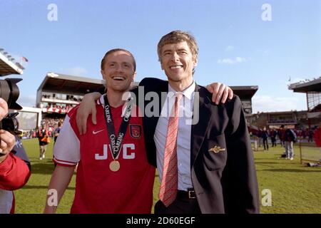 DATEI-FOTO: Arsene Wenger wird Arsenal am Ende der Saison verlassen und endet eine fast 22-jährige Herrschaft als Manager l-r Arsenals Emmanuel Petit (links) und Arsenal-Manager Arsene Wenger (rechts) feiern den Gewinn der FA Carling Premiership ... Fußball - FA Carling Premiership - Arsenal V Everton ... 03-05-1998 ... ... Keine ... Bildnachweis sollte lauten: Tony Marshall/EMPICS Sport. Eindeutige Referenz-Nr. 274815 ... Fußball - Premiership - Arsenal / Everton Arsenals Emmanuel Petit (l) und Manager Arsene Wenger (r) feiern Stockfoto