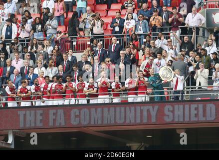 DATEI-FOTO: Arsene Wenger wird Arsenal am Ende der Saison verlassen und eine fast 22-jährige Herrschaft beenden, als Manager Arsenal Manager Arsene Wenger, Torwart Petr Cech und Teamkollegen feiern den Gewinn des Community Shield ... Arsenal gegen Chelsea - Community Shield - Wembley ... 06-08-2017 ... London ... GROSSBRITANNIEN ... Bildnachweis sollte lauten: Barrington Coombs/EMPICS Sport. Eindeutige Referenz-Nr. 32309835 ... Stockfoto