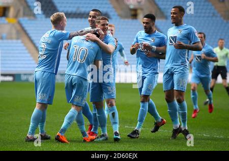 Marc McNulty von Coventry City feiert das zweite Tor seiner Seite Des Spiels mit Teamkollegen Stockfoto