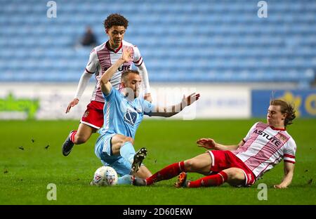 Stevenage's Ben Garbe (rechts) und Luke Amos (links) kämpfen um Der Ball mit Liam Kelly von Coventry City Stockfoto