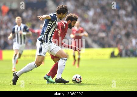 Mohamed Salah von Liverpool (rechts) und Ahmed Hegazi von West Bromwich Albion (Links) Kampf um den Ball Stockfoto