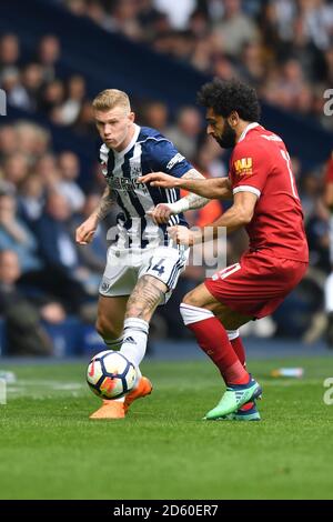 Liverpools Mohamed Salah und West Bromwich Albions James McClean Schlacht Für den Ball Stockfoto