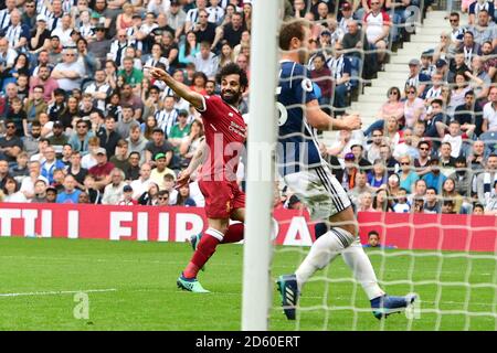 Mohamed Salah aus Liverpool feiert das zweite Tor seiner Seite Das Spiel Stockfoto