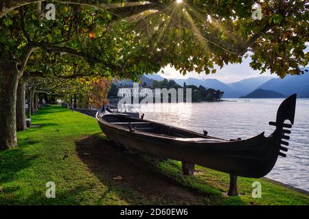 Typisches lombardisches Boot, ausgestellt in den Gärten der Villa Melzi, Bellagio, Comer See, Italien Stockfoto