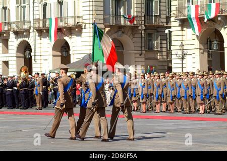 Turin, Piemont, Italien - 06/02/2007 - Tag Der Italienischen Republik. Die Flaggenanhebung mit Streitkräften. Stockfoto