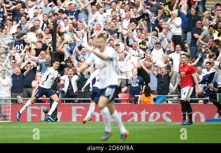 Tottenham Hotspur's DELE Alli (links) feiert den ersten Treffer seiner Seite Ziel des Spiels Stockfoto