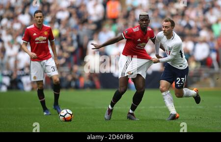 Christian Eriksen von Tottenham Hotspur (rechts) zieht Paul Pogba von Manchester United an shirt während des Spiels Stockfoto