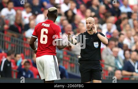 Paul Pogba von Manchester United (links) spricht mit Schiedsrichter Anthony Taylor Stockfoto