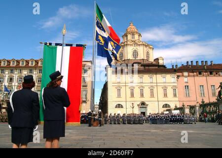 Turin, Piemont, Italien - 06/02/2007 - Tag Der Italienischen Republik. Die Flaggenanhebung mit Streitkräften. Stockfoto