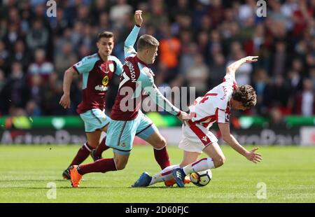 Joe Allen von Stoke City (rechts) und Johann Gudmundsson von Burnley Für den Ball Stockfoto