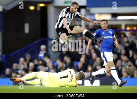 Javier Manquillo (Mitte) von Newcastle United springt über Everton-Torwart Jordan Pickford (links) Stockfoto