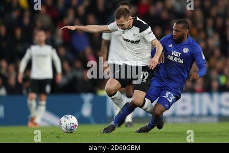 Andreas Weimann von Derby County (links) und Junior Hoilett von Cardiff City (Rechts) Kampf um den Ball Stockfoto