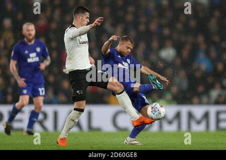 Tom Lawrence von Derby County (links) und Jamie ward von Cardiff City Kampf um den Ball Stockfoto