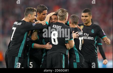 Real Madrids Junior Marcelo (Mitte) feiert den ersten Treffer seiner Seite Tor des Spiels mit Teamkollegen Cristiano Ronaldo (links) Und Toni Kroos (Mitte) Stockfoto