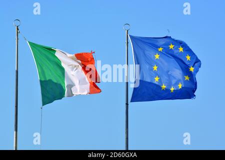 Abgenutzte wehenden Fahnen von Italien und Europa Stockfoto
