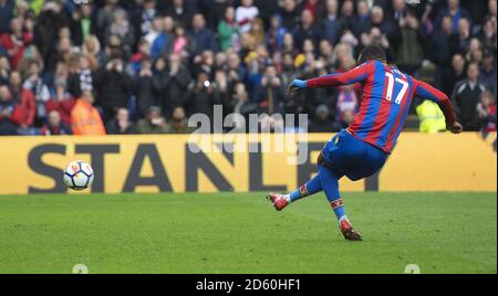 Christian Benteke von Crystal Palace erzielt das fünfte Tor seiner Seite Das Spiel von einer Strafe Stockfoto