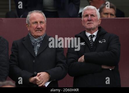 Derby County Botschafter Roy McFarland und Roger Davies (rechts) in Die Directors Box im Villa Park Stockfoto