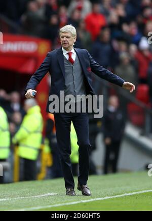 Arsenal-Manager Arsene Wenger reagiert auf die Touchline Stockfoto