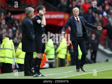 Arsenal-Manager Arsene Wenger reagiert auf die Touchline Stockfoto