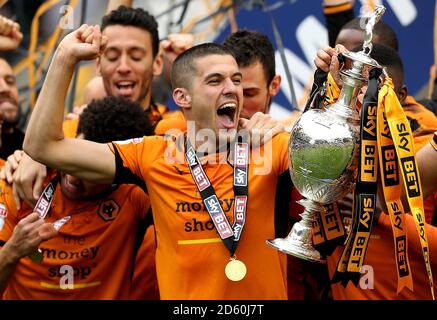 Wolverhampton Wanderers' Conor Coady (Mitte) feiert mit der Trophäe danach Die letzte Pfeife Stockfoto