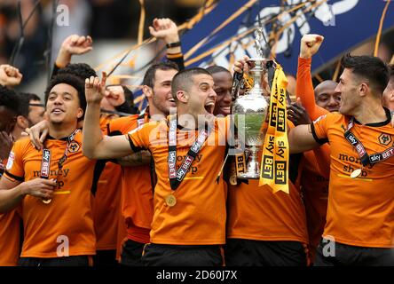 Wolverhampton Wanderers' Conor Coady (Mitte) feiert mit der Trophäe danach Die letzte Pfeife Stockfoto