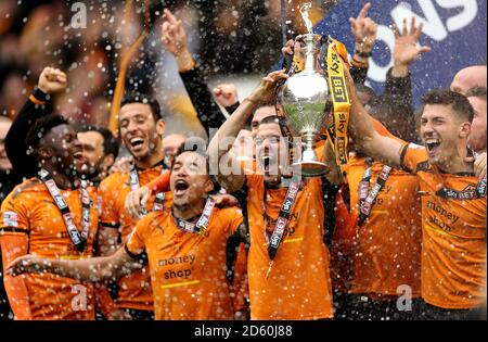 Wolverhampton Wanderers' Conor Coady (Mitte) feiert mit der Trophäe danach Die letzte Pfeife Stockfoto