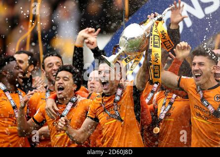 Wolverhampton Wanderers' Conor Coady (Mitte) feiert mit der Trophäe danach Die letzte Pfeife Stockfoto