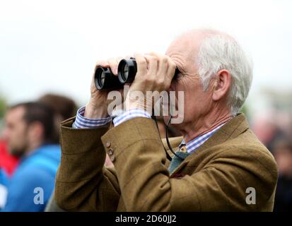 Allgemeine Ansicht der Zuschauer während des Jägerjagd-Abends bei Cheltenham Rennbahn Stockfoto