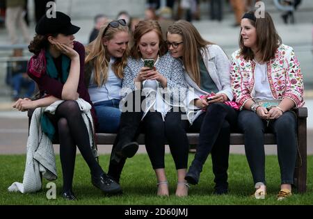 Allgemeine Ansicht Zuschauer während der Hunter Chase Abend in Cheltenham Rennbahn Stockfoto