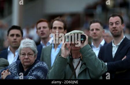 Ein allgemeiner Blick auf die Zuschauer während des Hunter Chase Abends Auf der Pferderennbahn Cheltenham Stockfoto