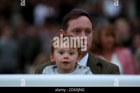 Ein allgemeiner Blick auf die Zuschauer während des Hunter Chase Abends Auf der Pferderennbahn Cheltenham Stockfoto