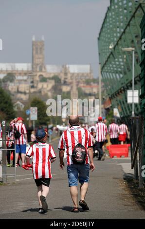 Lincoln City Fans machen sich auf den Weg zum Boden vor ihrer Seite Sky Bet League zwei Spiel gegen Yeovil Town in Sincil Bank, Lincoln Stockfoto