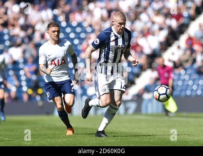 West Bromwich Albions James McClean (rechts) in Aktion Stockfoto