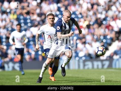 West Bromwich Albions James McClean (rechts) in Aktion Stockfoto