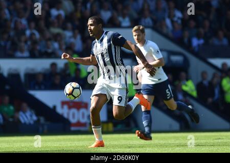 West Bromwich Albions Salomon Rondon (links) in Aktion Stockfoto