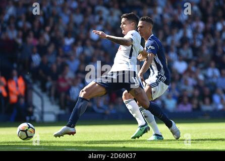 Erik Lamela von Tottenham Hotspur (links) und Kieran von West Bromwich Albion Gibbs Stockfoto