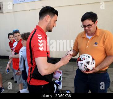 Charlton Athletic Johnnie Jackson (links) unterzeichnet ein Autogramm für einen Fan, als er seinen Weg in den Boden vor dem Sky Bet League One Spiel macht. Stockfoto