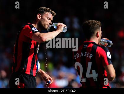 Bournemouth Simon Francis (links) und Ryan Fraser nehmen ein Wasser Pause bei heißem Wetter Stockfoto