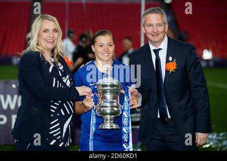 Chelsea Ladies Managerin Emma Hayes (links), Assistant Manager Paul Green (rechts) und Fran Kirby (Mitte) feiern mit der Trophäe Stockfoto