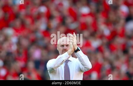 Burnley-Manager Sean Dyche applaudiert den Fans nach dem Finale Pfeife Stockfoto