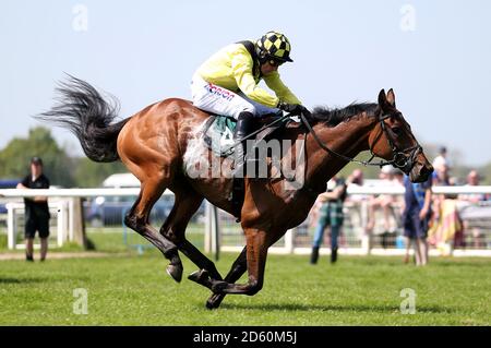 Gortroe Joe mit Jockey Harry Skelton gewinnt die Hürde für Anfänger von Olly Murphy Racing während des Kids Carnival Day des Qatar Airways May Racing Carnival auf der Warwick Racecourse. Stockfoto