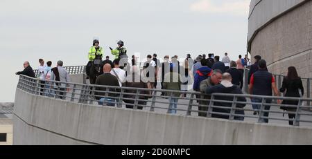 Unterstützer machen sich auf den Weg zum Spiel zwischen Tottenham Hotspur Und Newcastle United Stockfoto