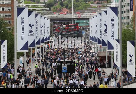 Unterstützer machen sich auf den Weg zum Spiel zwischen Tottenham Hotspur Und Newcastle United Stockfoto