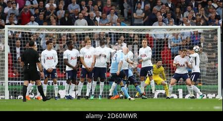 Jonjo Shelvey (Mitte) von Newcastle United nimmt einen Freistoß Stockfoto